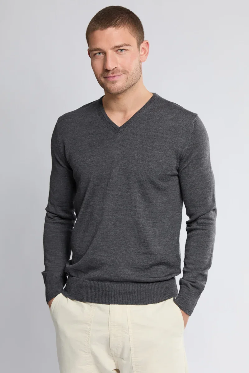 Quality V-neck jumper – wool Breathable