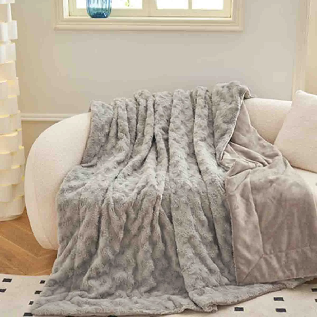 Minimalist Lauren Taylor – THOR Faux Fur Blanket Elegant