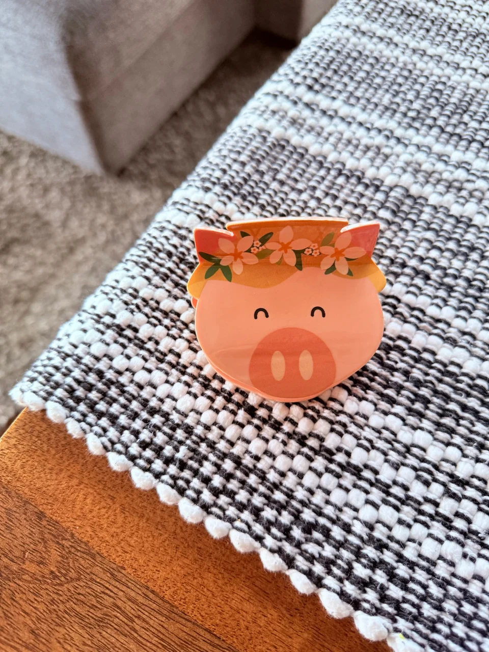 Detailed EDEN HAIR CLIP PIG Fine