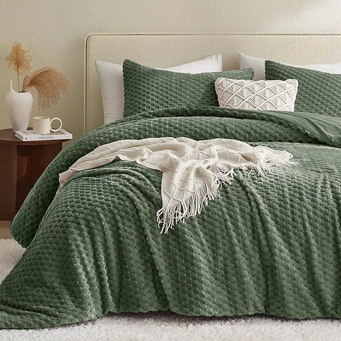 Convenient Petrichor Fluffy Queen Comforter Set – Ultra-Soft Green Flannel Thick Comforter for Queen Bed Luxury Warm Bedding Set for Winter amp Fall Cozy Fuzzy Bed Set 3 Pieces 1 Comforter amp 2 Pillowcases Crafted