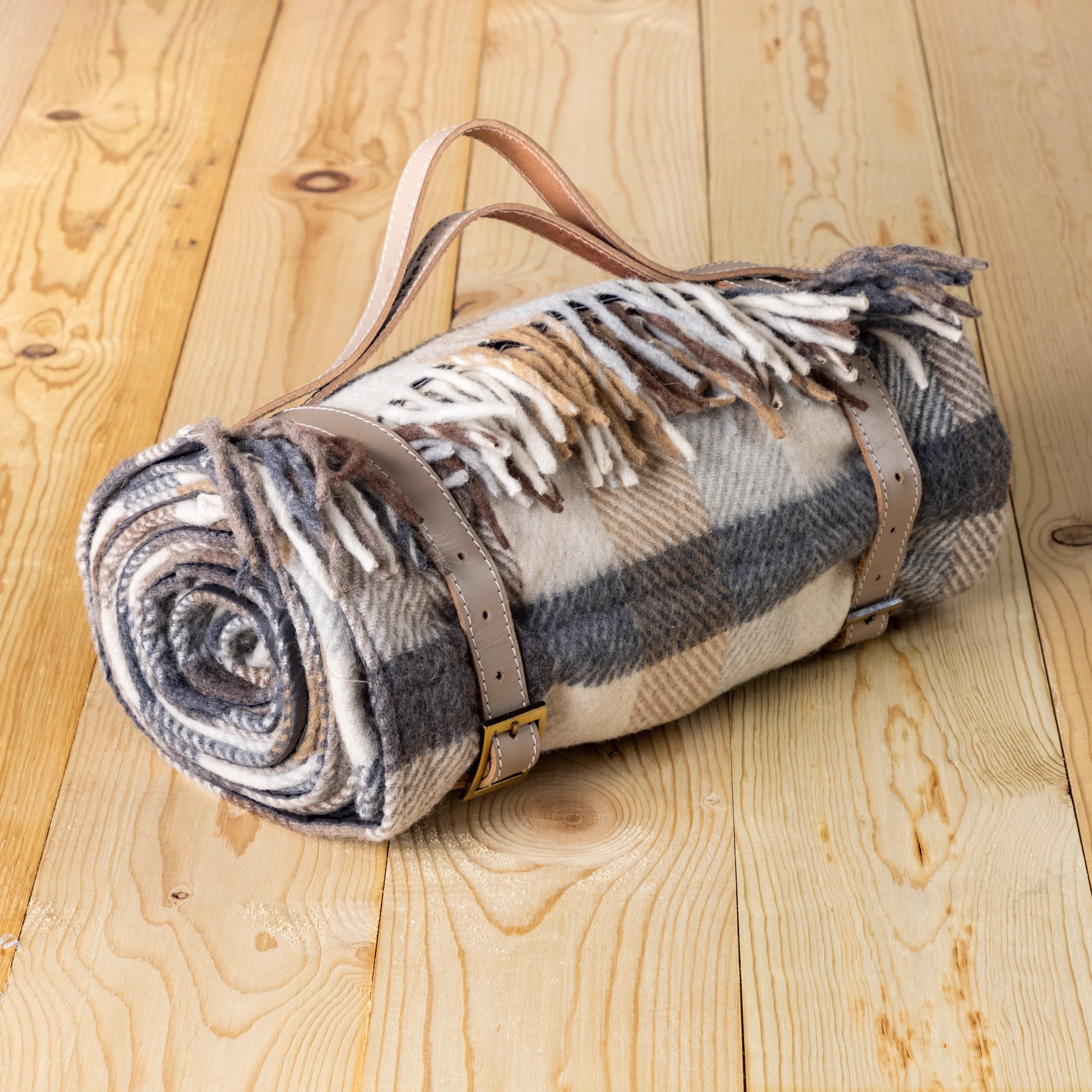 Trendy Recycled Wool Waterproof Picnic Blanket in Neutral Herringbone Check – Taupe Leather Reliable