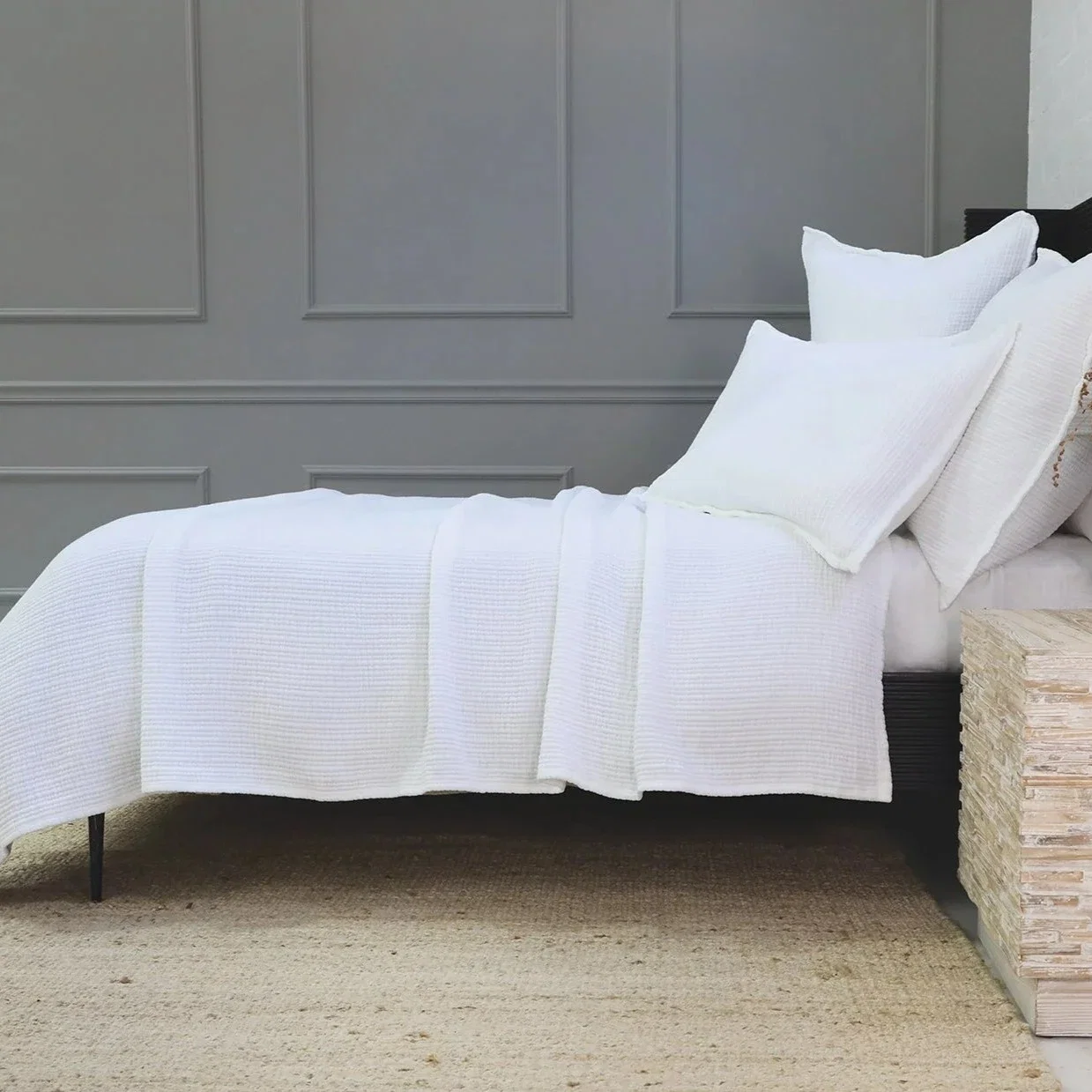 First-Class Chatham Queen Matelasse White Easy-to-Use