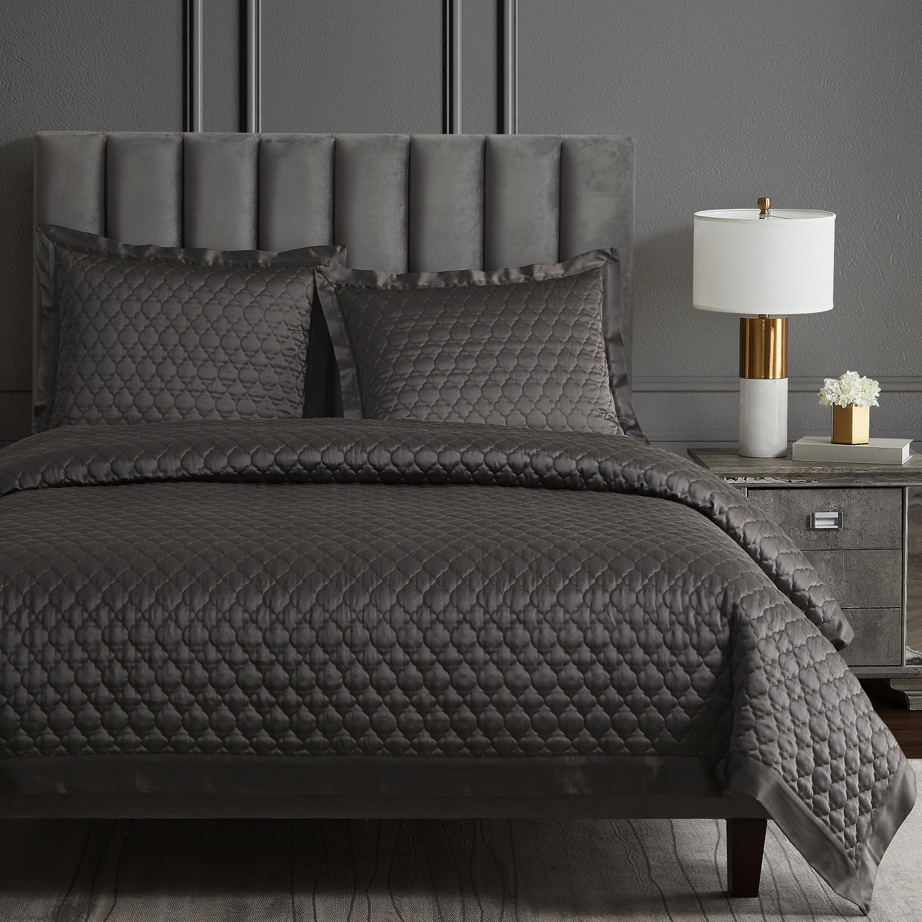 Lightweight High Shine Satin Quatrefoil Quilt Clean