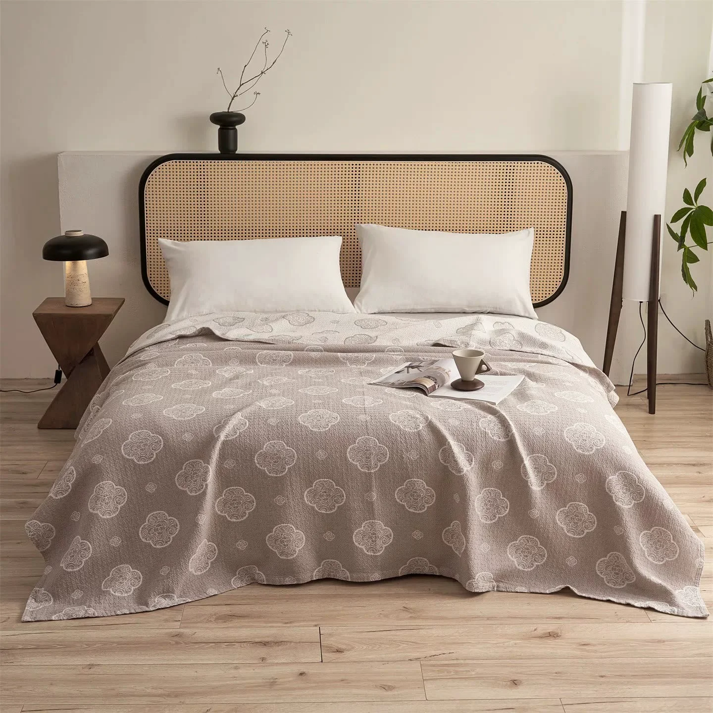 Contemporary Ownkoti Oriental Ruyi Cloud Jacquard 3-Layer Gauze Quilt Enhanced