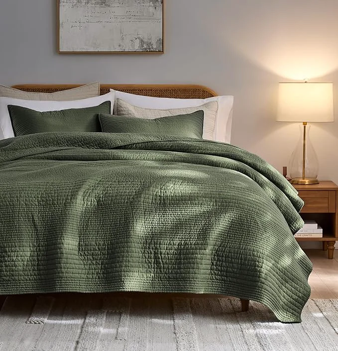 Traditional palassio Striped Olive Green Cotton Quilt Queen Size Bedding Sets Lightweight Crinkly Channel Pick Stitch Textured Bedspread Soft Shabby Chic Farmhouse Country Coverlet for All Season 2 Shams High-End