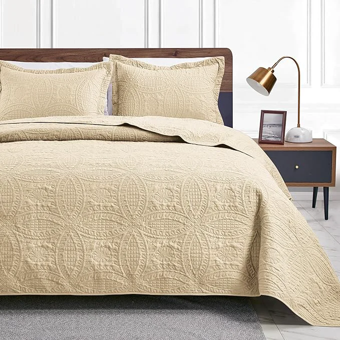 Stylish Love 39 s cabin Quilts for Full Bed Camel Bedspreads Bedding Set – Lightweight Bedspread Comforter – Coin Pattern Bedding Coverlet for All Season – 3 Pieces 1 Quilt 2 Pillow Shams Consistent