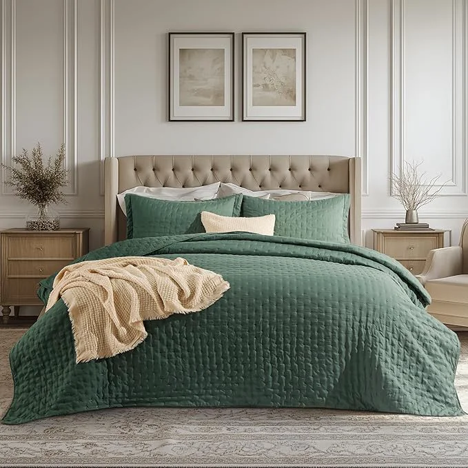Sophisticated Bedsure Twin Quilt – Ultra Soft Twin XL Quilt Bedding for Dorm Decor Lightweight All-Season Comforter Dark Green Bedspread Coverlet with Clover Pattern 68 x 86 Inches Stitch- Quilting Ultra Soft Lightweight Machine Washable Pet-Friendly Practical