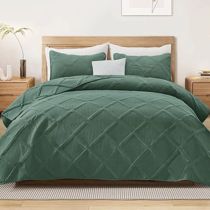 Versatile Exclusivo Mezcla Oversized King Quilt Set- Green Cal King Quilts Bedding Set with 2 Pillow Shams Modern Bedspread with Striped Pattern Soft Lightweight Bedspreads Coverlets for All Seasons Comfortable