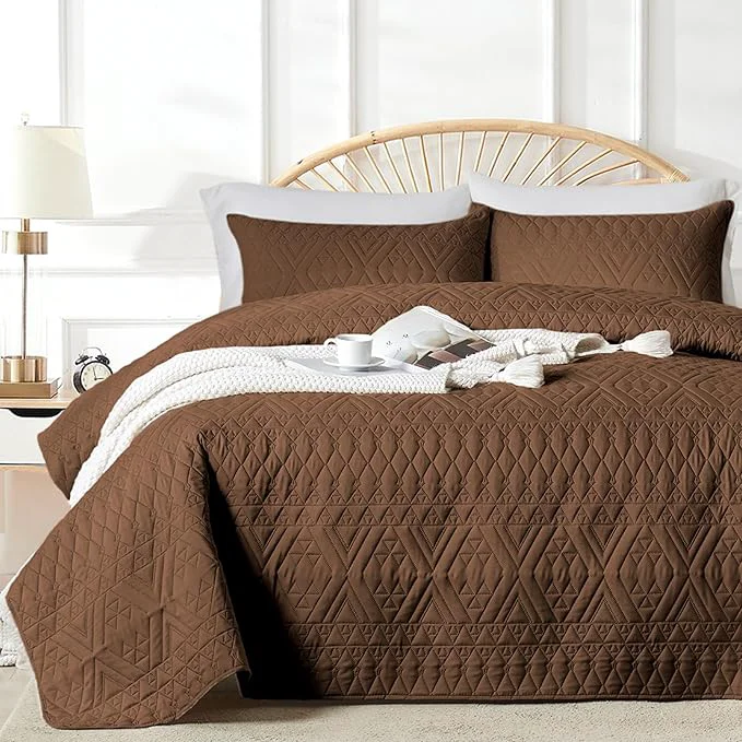 World-Class akkialla King Cal King Size Quilt Bedding Set Brown Lightweight Microfiber Soft Bedspread Modern Style Geometric Pattern Coverlet Set for All Seasons 3 Piece 1 Quilt 2 Pillow Shams Flexible