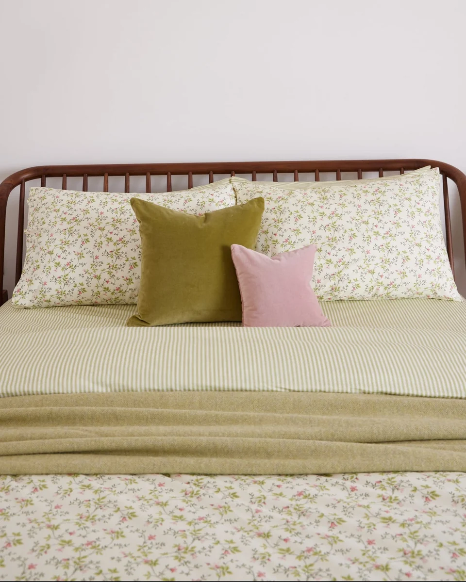 Original Foxford Reversible Dainty Lily Duvet Set Comfortable