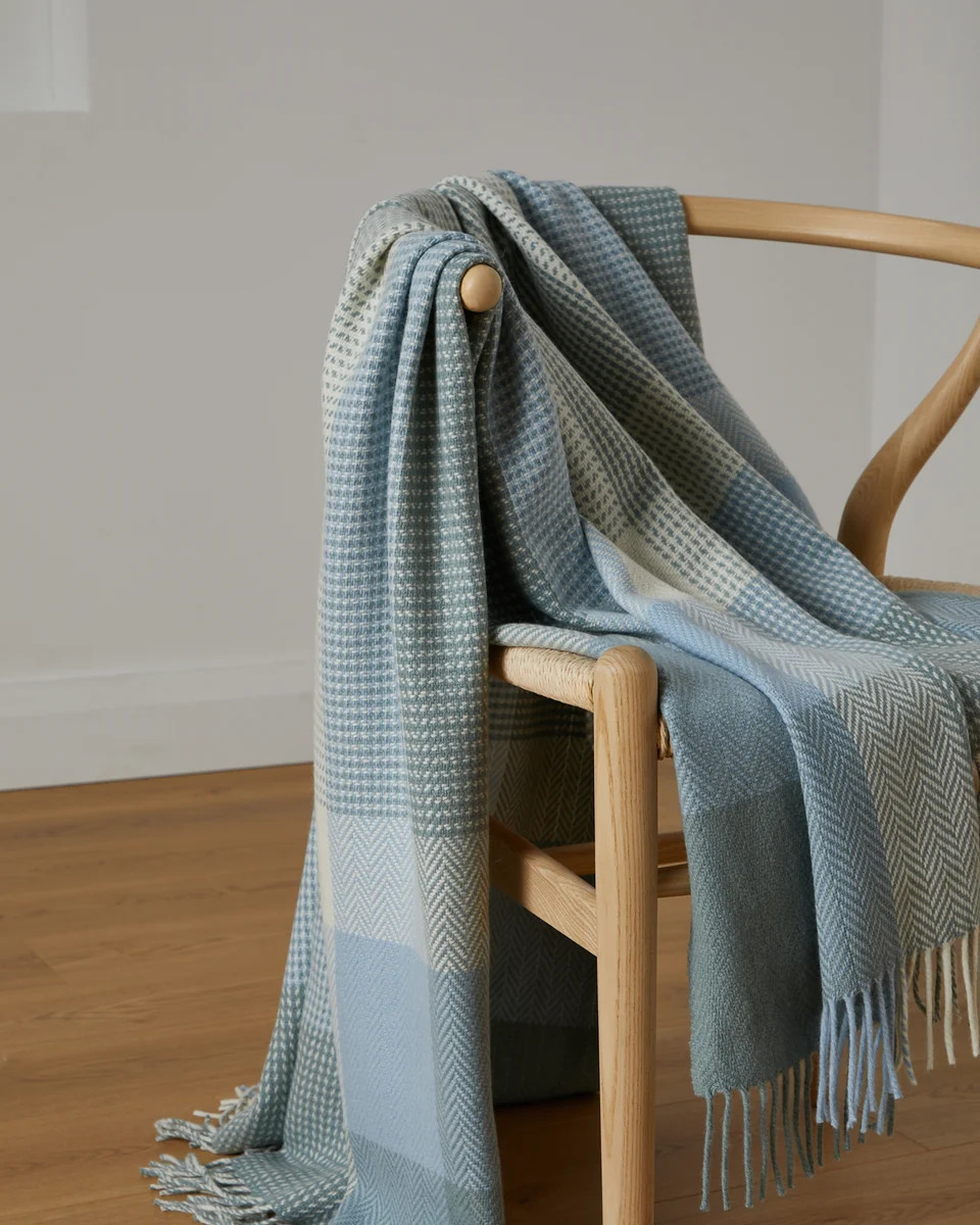 Fashionable Foxford Tara Cashmere and Lambswool Throw Original
