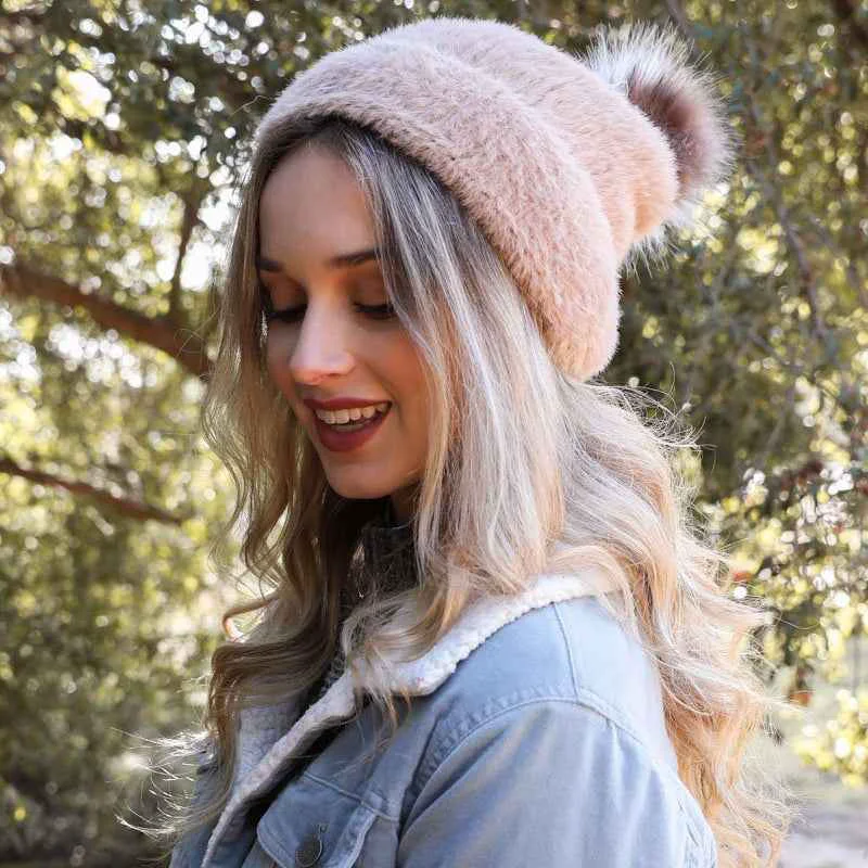 Minimalist Soft Mohair Pom Beanie – Cozy Knit Hat with Pom Detail Advanced