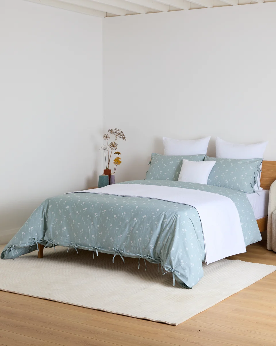 Expertly Made Foxford Daisy White Matelassé Throw Safe