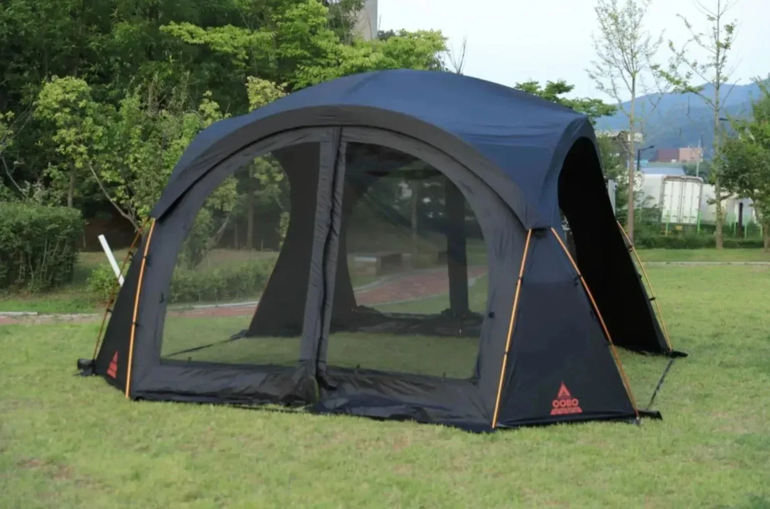 Contemporary Refugio para acampar al aire libre – Tienda de campaña familiar tipo domo con revestimiento negro. Equipo de acampada. Refined